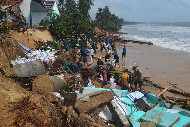 Phú Yên: Sóng đánh sập nhà, triều cuốn hết tài sản, người dân hết chỗ sống ảnh 1