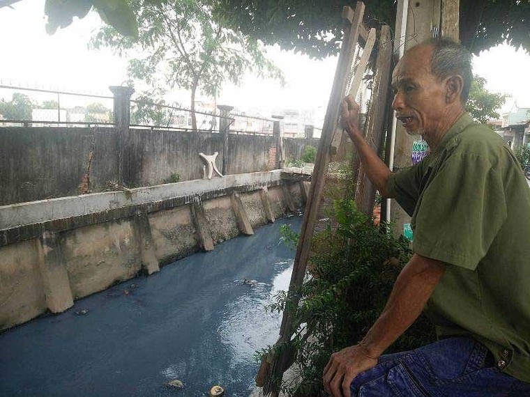 Cả khu phố sống thấp thỏm vì con kênh đổi màu ảnh 1