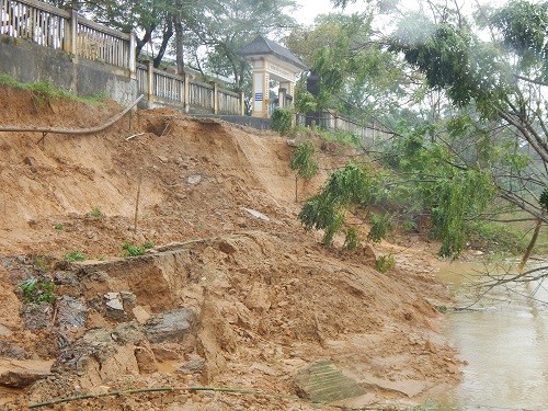 Bờ sông Hương sạt lở nghiêm trọng sau mưa lũ ảnh 2