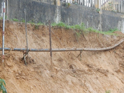 Bờ sông Hương sạt lở nghiêm trọng sau mưa lũ ảnh 3