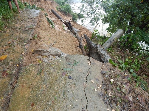 Bờ sông Hương sạt lở nghiêm trọng sau mưa lũ ảnh 4
