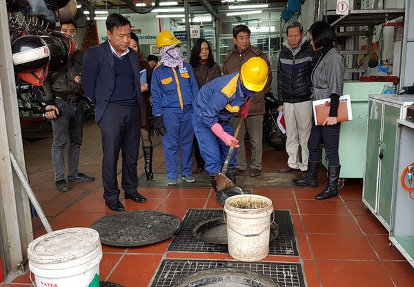 Hà Nội: Đề xuất lắp thiết bị tách dầu tại 5 cửa xả nước mưa vào hồ Hoàn Kiếm ảnh 1