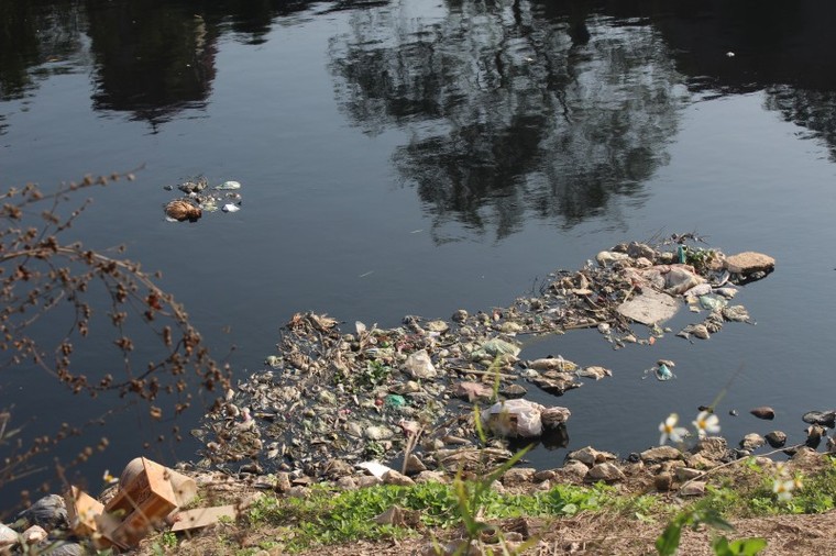 Đường nhếch nhác vì rác thải 'xả' bừa bãi ảnh 1