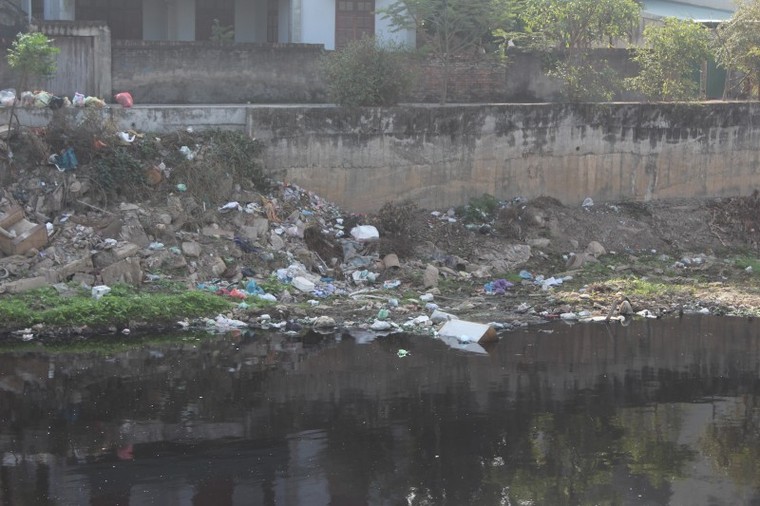 Đường nhếch nhác vì rác thải 'xả' bừa bãi ảnh 2