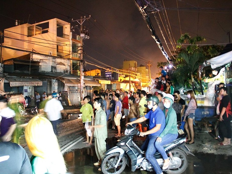 Biển lửa bao trùm nhiều giờ xưởng mút ở Sài Gòn ảnh 3