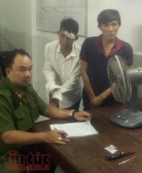 Bắt 2 đối tượng mua bán chất ma túy, thủ dao trong người ảnh 1
