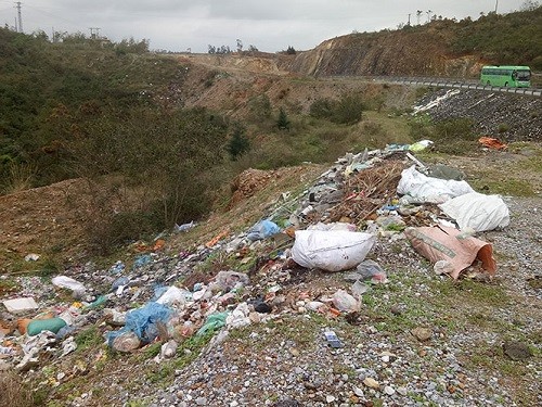 Quảng Bình rác thải được vứt bừa bãi trên đèo Lý Hoa ảnh 1