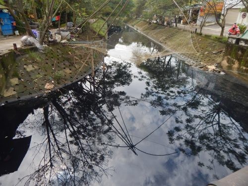 Dòng kênh đen, bốc mùi hôi thối uy hiếp cuộc sống của người dân Huế ảnh 2