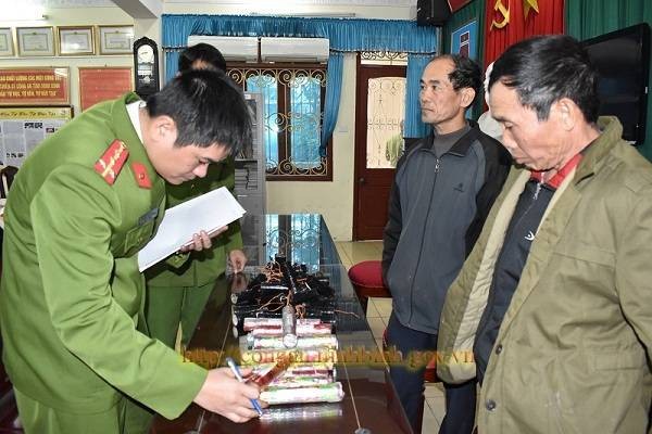 Ninh Bình: Bắt giữ số lượng điện thoại và pháo lậu lớn ảnh 1