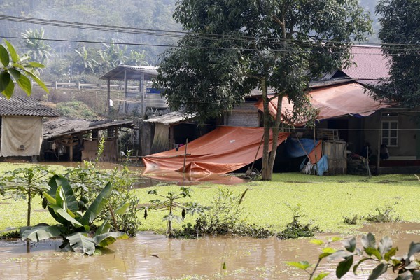 Nước hồ thải nhà máy a pa tít chảy ra ngoài, tràn vào nhà dân ảnh 1