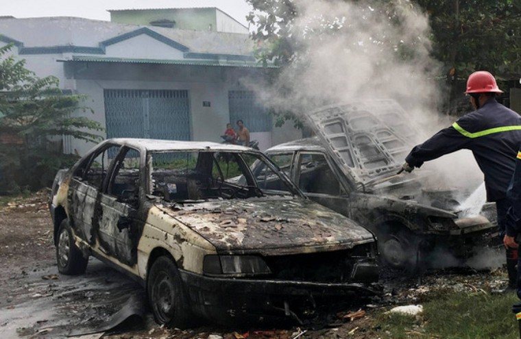 Đốt rác, đốt luôn 2 ôtô ảnh 1