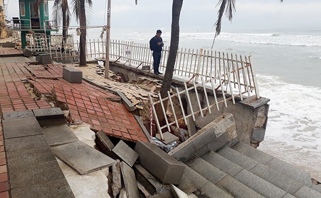 Bãi biển Đà Nẵng bị sạt lở nghiêm trọng ảnh 2