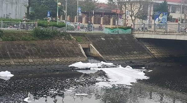 Đà Nẵng: Dân thấp thỏm vì hàng km bọt trắng xuất hiện trên sông Phú Lộc ảnh 1