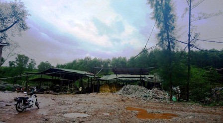 Thừa Thiên - Huế: Suối Cầu Đôi đổi màu đen bất thường, do đâu? ảnh 1