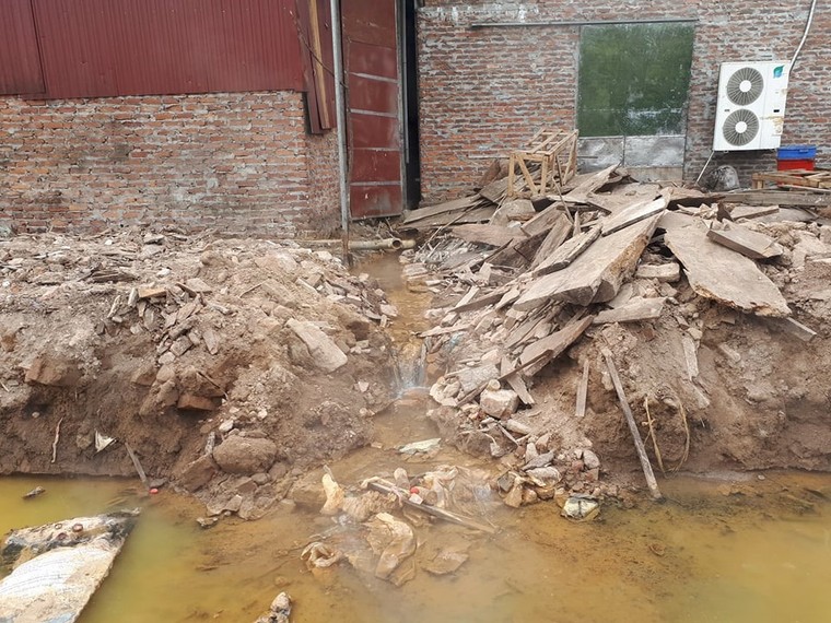 Nước thải bốc mùi hôi, nổi váng gần cơ sở sản xuất của công ty Tân Tiến Phát ảnh 2