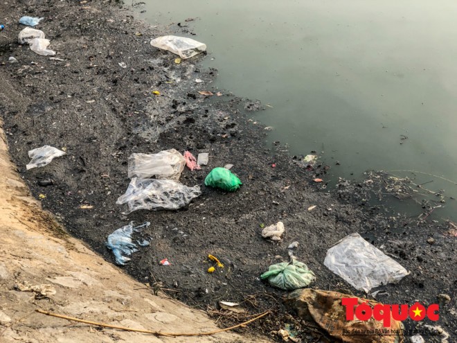 Hà Nội: Hồ Văn Quán ô nhiễm nghiêm trọng những ngày giáp Tết ảnh 2