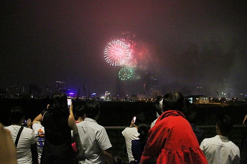 Pháo hoa bừng sáng, chục ngàn người ở TP.HCM chào Xuân Mậu Tuất 2018 ảnh 9