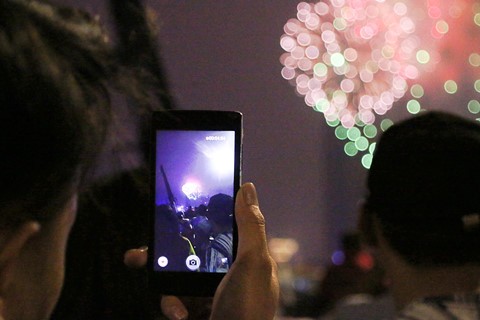 Pháo hoa bừng sáng, chục ngàn người ở TP.HCM chào Xuân Mậu Tuất 2018 ảnh 10