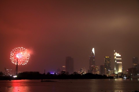 Pháo hoa bừng sáng, chục ngàn người ở TP.HCM chào Xuân Mậu Tuất 2018 ảnh 11