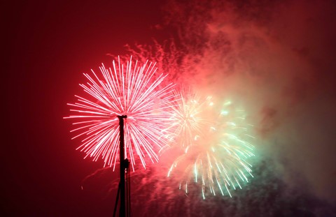 Pháo hoa bừng sáng, chục ngàn người ở TP.HCM chào Xuân Mậu Tuất 2018 ảnh 12