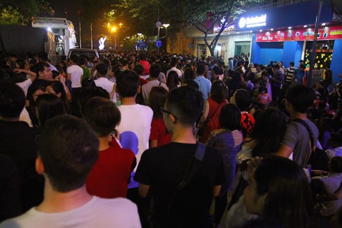 Pháo hoa bừng sáng, chục ngàn người ở TP.HCM chào Xuân Mậu Tuất 2018 ảnh 1