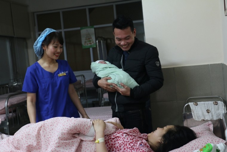 Bé trai nặng 3,4kg chào đời vào thời khắc giao thừa ảnh 2