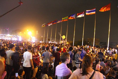 Pháo hoa bừng sáng, chục ngàn người ở TP.HCM chào Xuân Mậu Tuất 2018 ảnh 2