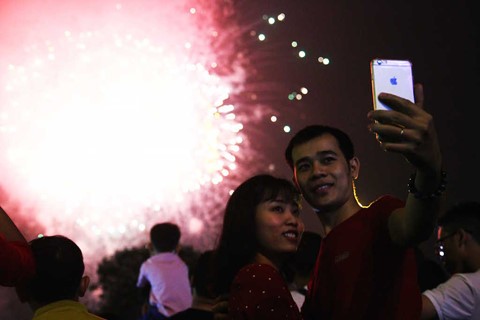 Pháo hoa bừng sáng, chục ngàn người ở TP.HCM chào Xuân Mậu Tuất 2018 ảnh 3