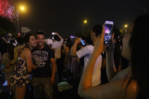 Pháo hoa bừng sáng, chục ngàn người ở TP.HCM chào Xuân Mậu Tuất 2018 ảnh 4