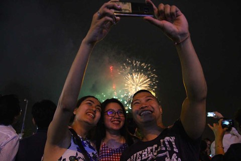 Pháo hoa bừng sáng, chục ngàn người ở TP.HCM chào Xuân Mậu Tuất 2018 ảnh 5