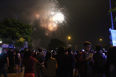 Pháo hoa bừng sáng, chục ngàn người ở TP.HCM chào Xuân Mậu Tuất 2018 ảnh 7