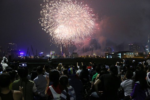Pháo hoa bừng sáng, chục ngàn người ở TP.HCM chào Xuân Mậu Tuất 2018 ảnh 8