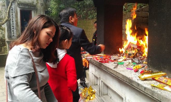 Hơn 1 vạn người thành kính dâng hương hướng về đất Tổ nhân dịp đầu xuân mới ​ ảnh 9