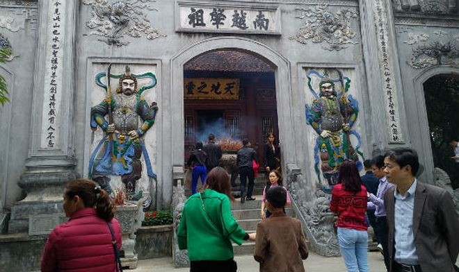 Hơn 1 vạn người thành kính dâng hương hướng về đất Tổ nhân dịp đầu xuân mới ​ ảnh 3