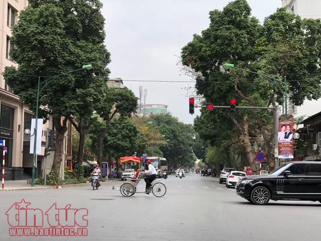 Đầu xuân, đường phố Hà Nội vắng vẻ, đình chùa đông đúc ảnh 1