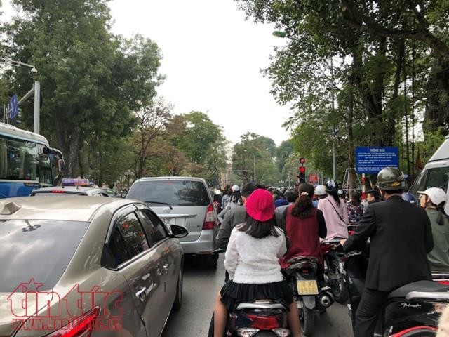 Đầu xuân, đường phố Hà Nội vắng vẻ, đình chùa đông đúc ảnh 2