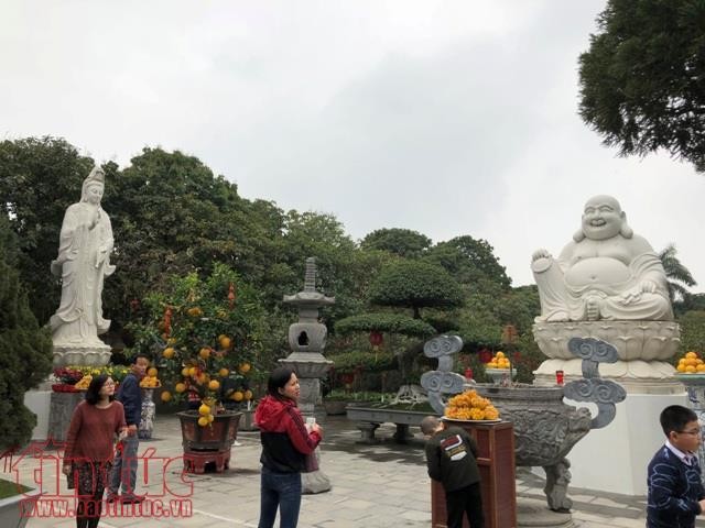 Đầu xuân, đường phố Hà Nội vắng vẻ, đình chùa đông đúc ảnh 4