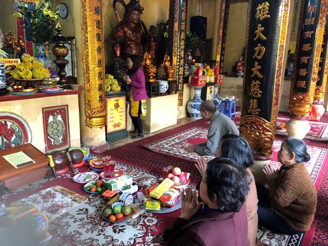 Đầu xuân, đường phố Hà Nội vắng vẻ, đình chùa đông đúc ảnh 6