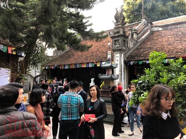 Đầu xuân, đường phố Hà Nội vắng vẻ, đình chùa đông đúc ảnh 7