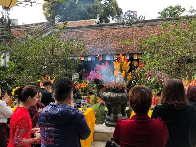 Đầu xuân, đường phố Hà Nội vắng vẻ, đình chùa đông đúc ảnh 8