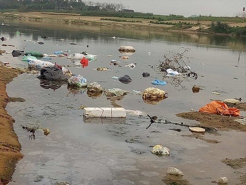 Rác thải 'bức tử' sông Ngàn Phố sau Tết Nguyên đán ảnh 1