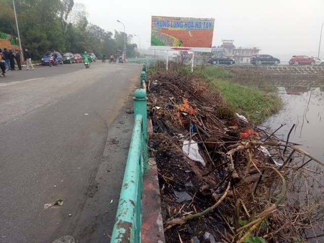 Hà Nội: Đường vào thung lũng hoa Hồ Tây ngập trong rác ảnh 9
