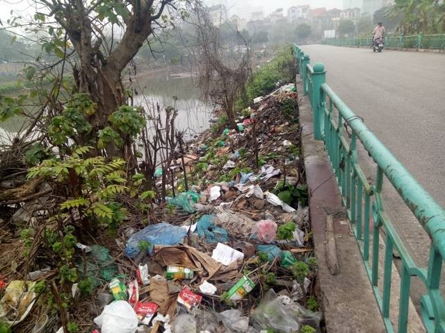 Hà Nội: Đường vào thung lũng hoa Hồ Tây ngập trong rác ảnh 6
