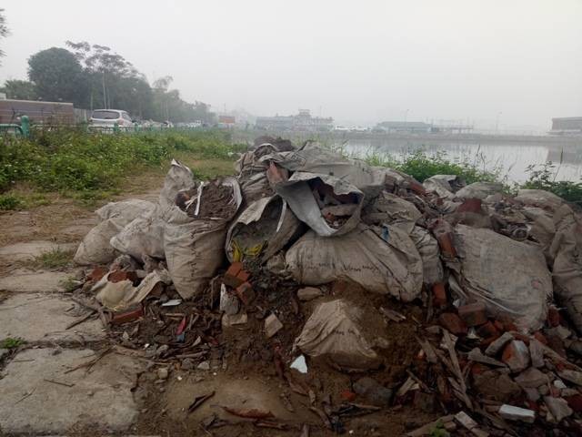 Hà Nội: Đường vào thung lũng hoa Hồ Tây ngập trong rác ảnh 8