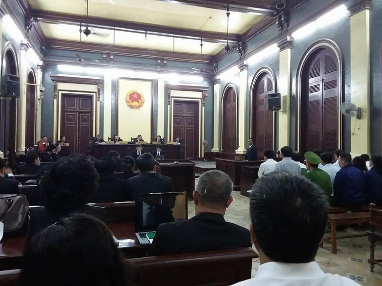 Xử cựu lãnh đạo NaviBank: Đại diện VKS cãi tay đôi với bị cáo ảnh 1