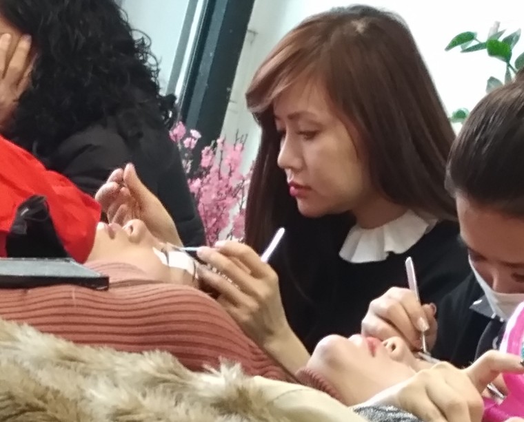 Bóc mẽ công nghệ dùng chất tẩy keo 502 để tháo mi nối có thể gây mù loà ảnh 4