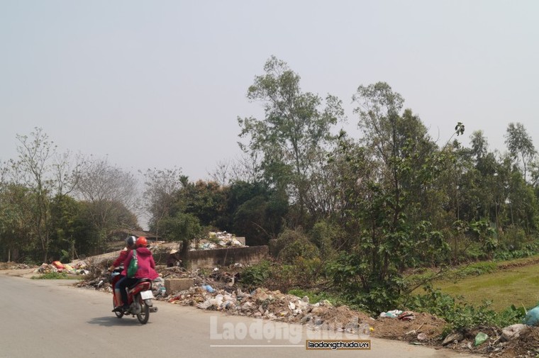 Bãi rác 'khổng lồ' bốc mùi cả ki lô mét trên đường liên thôn ảnh 1