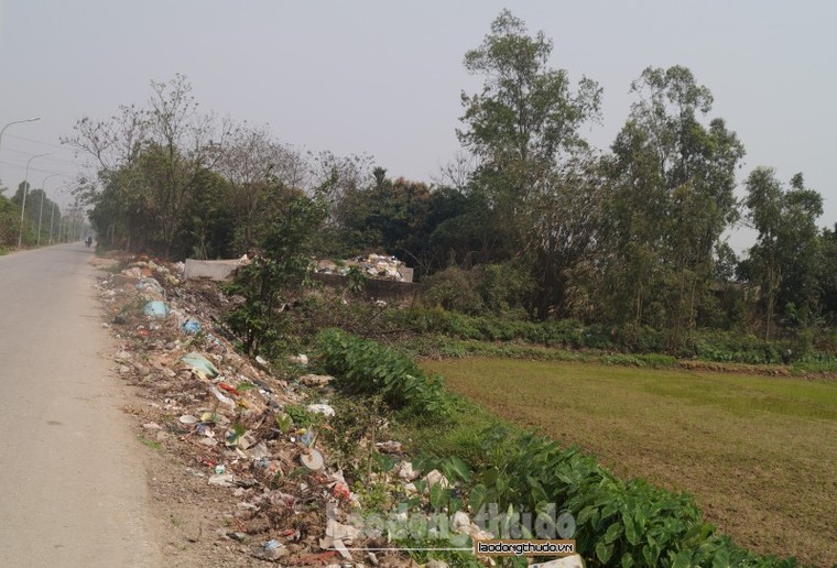 Bãi rác 'khổng lồ' bốc mùi cả ki lô mét trên đường liên thôn ảnh 2