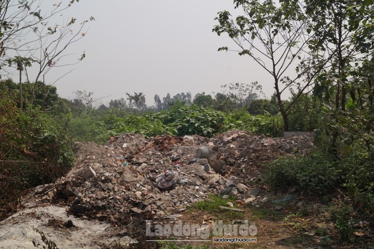 Bãi rác 'khổng lồ' bốc mùi cả ki lô mét trên đường liên thôn ảnh 5