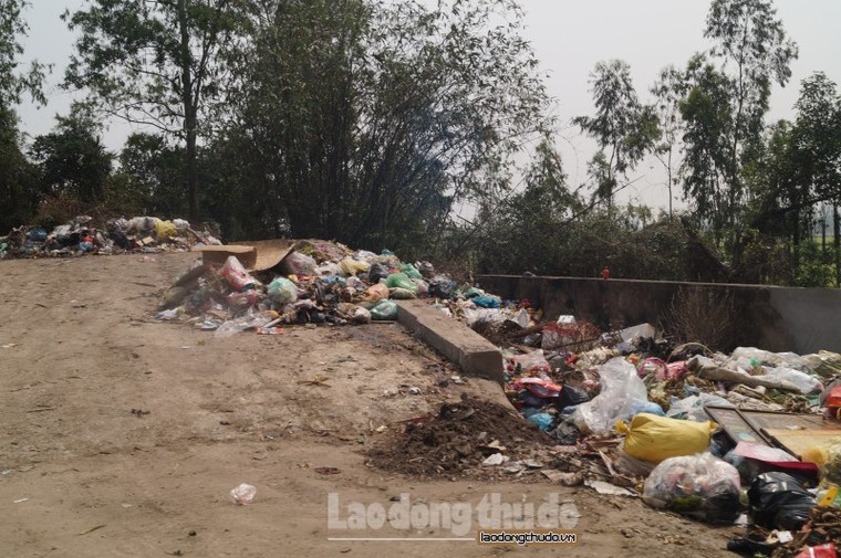 Bãi rác 'khổng lồ' bốc mùi cả ki lô mét trên đường liên thôn ảnh 6